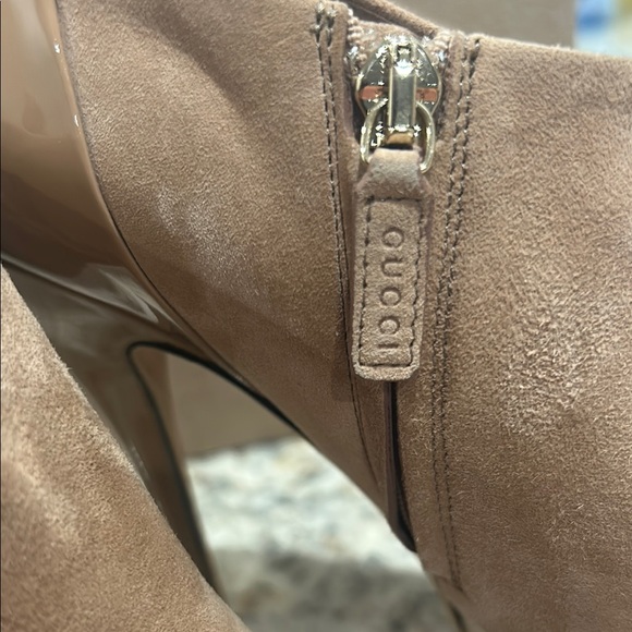 Gucci
Suede Pumps
Women's Size: 38 - Picture 2 of 5